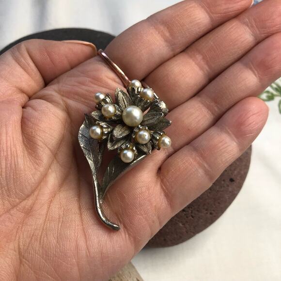 Vintage cluster of Flowers Pearls Silver Signed Brooch Pin - Picture 7 of 8